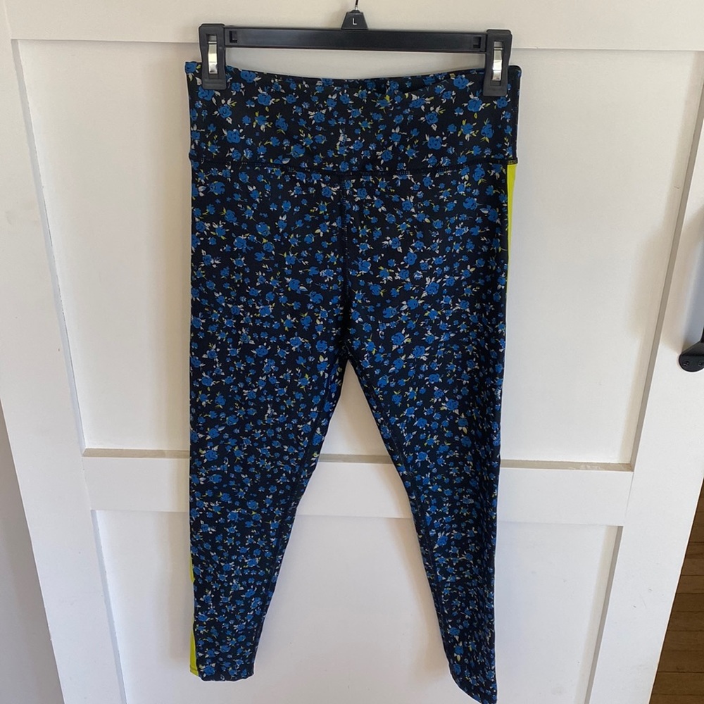 Soulcycle leggings 25” blue floral print with lime green stripe down the side
